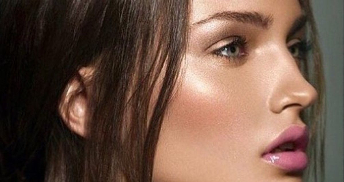 What Is Strobing, And How Is It Different From Contouring? Fabbon