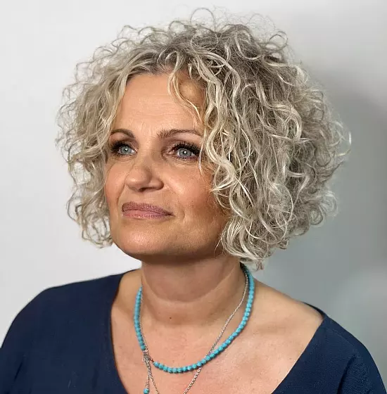 Best Curly Gray Hairstyles For Women Over 50