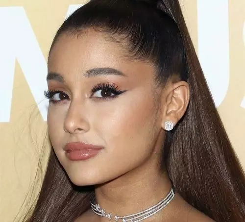 1_Ariana_Grande_Makeup_Look