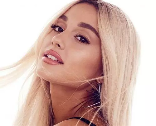 2_Popular_Ariana_Makeup_Look