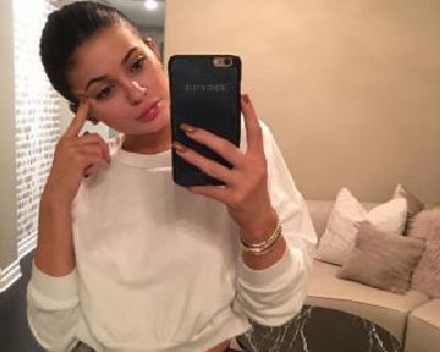 Kylie Jenner No Makeup Look - 11