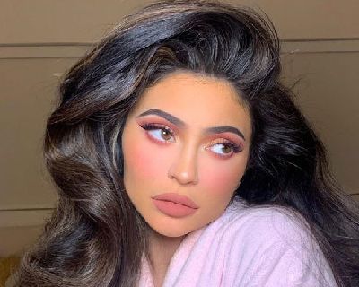 Kylie Jenner Makeup Look - 1