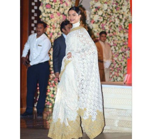 4_Deepika_Padukone_In_Saree