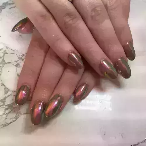 https://www.instagram.com/p/BXqPScgDKJ4/?tagged=holographicnails