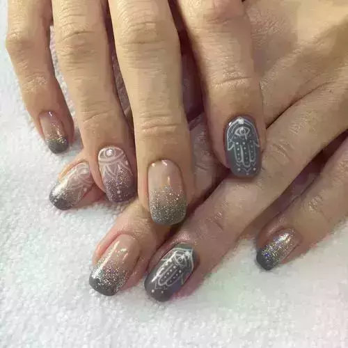 https://www.instagram.com/p/BXq50LllYWz/?tagged=holographicnails