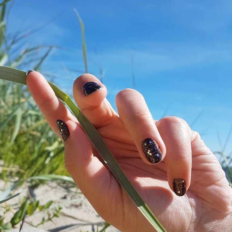 https://www.instagram.com/p/BYRuzJCn2FO/?tagged=holographicnails