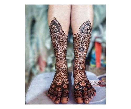 Photo of A beautiful bridal feet mehndi design