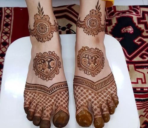 Female Legs and Hands with Henna Tattoo. Moroccan Bride`s Showing Mehndi  Design. Mehndi Hands and Feet Stock Photo - Image of girl, marocain:  243659280