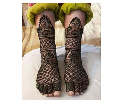 Premium Photo | Popular mehndi designs for legs or legs painted with mehandi  ind