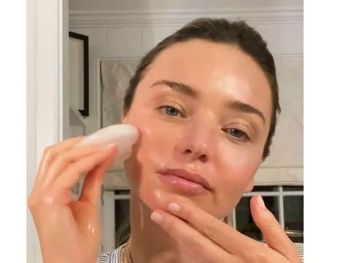 miranda-kerr-face-massage