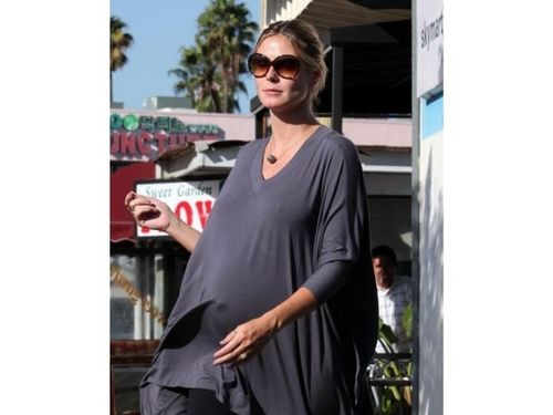 heidi-klum-no-makeup-look-with-baby-bump