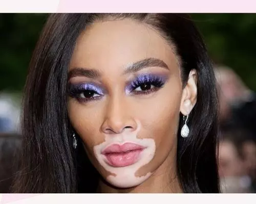 Winnie-Harlow-purple-eyeshadow