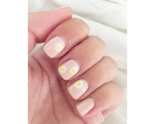 Daisy nail art