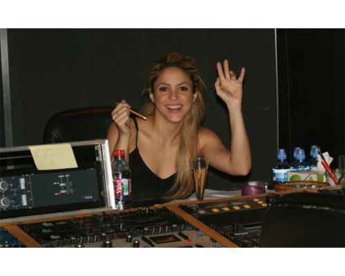 Shakira-Studio-July-2009 (1)