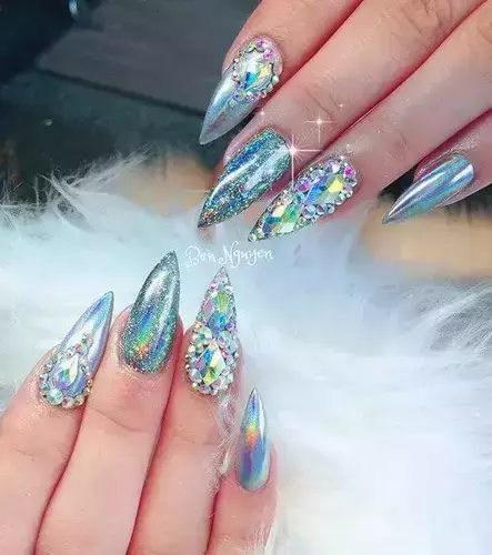 𝙁𝙧𝙚𝙚 𝙃𝙖𝙣𝙙 𝙉𝙖𝙞𝙡 𝘼𝙧𝙩 👩🏼‍🎨🎨's Instagram profile post: “How  amazing 😻 Birthday nail… | Diamond nail designs, Nails design with  rhinestones, Nail art