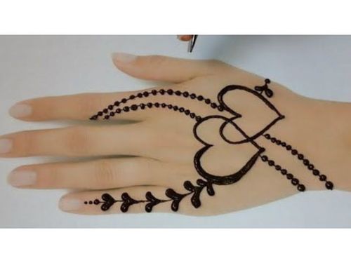 10 Heart Shaped Mehndi Designs For your Loved Ones