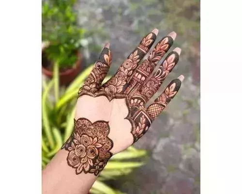 Shaded arabic mehndi designs Swipe right for more latest designs 👉👉 |  Instagram