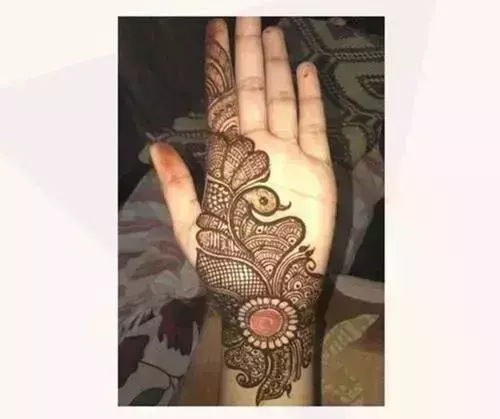Mehndi Designs: इस सावन में लगाए हाथो में मेहंदी की खूबसूरत डिज़ाइन