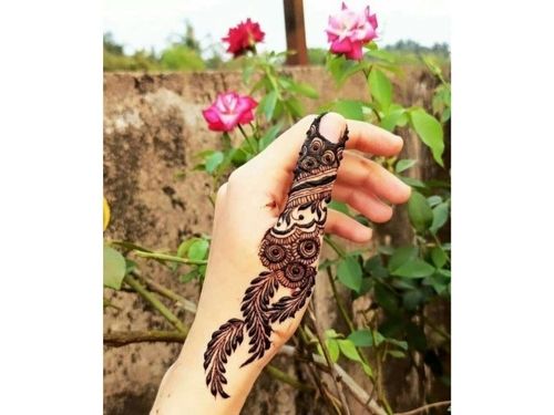 Intricate Thumb Mehndi Design