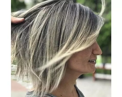 9 Bright blonde highlights and lowlights
