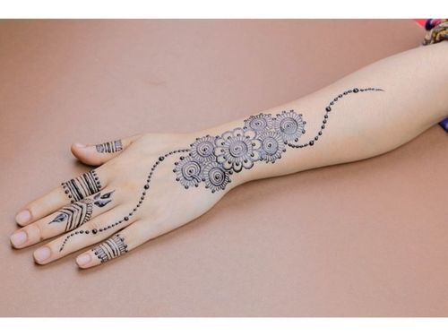 Simple Mehndi Design with flowers
