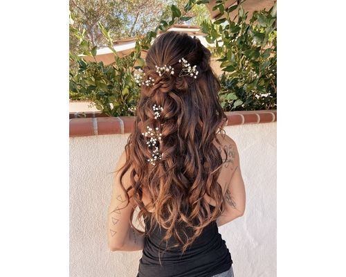 boho-inspired loose waves prom