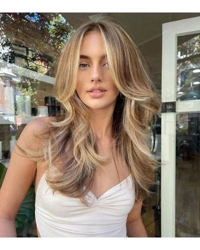 a-lovely-butterfly-haircut-on-bronde-hair-with-blonde-highlights-and-money-piece-with-feathered-layers-and-a-bit-of-waves-is-very-cic