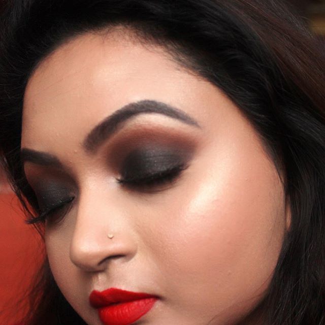 Halwa jewellery for special Makar Sankranti Makeup Shoot in Black saree n  Flawless makeup look 🥰 Celebrate this Makar Sankranti by… | Instagram