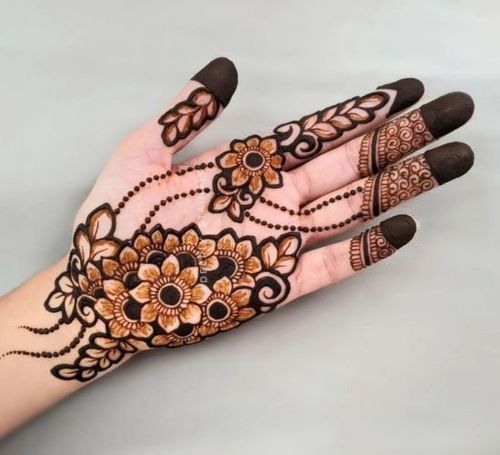 A gorgeous hand with Mehndi | Mehndi🌿 added an extra layer of beauty in  her hands🤚 Follow me for Bridal Mehndi 👰🧕👸💁‍♀️ Baby showers 🤰🤱 ☎️  8921676530 Manavattikoru Mylanji... | By Manavattikoru Mylanji | Facebook