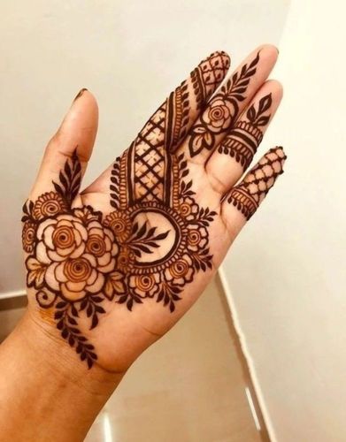 Front hand mehndi with simple elements