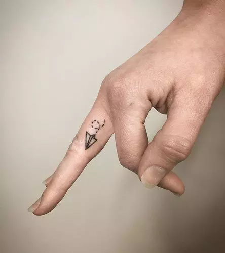 finger-tattoo-ideas-81-5c98f247015ea__700
