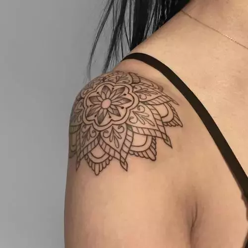 28 Eye-catching Shoulder Tattoos for Women in 2024