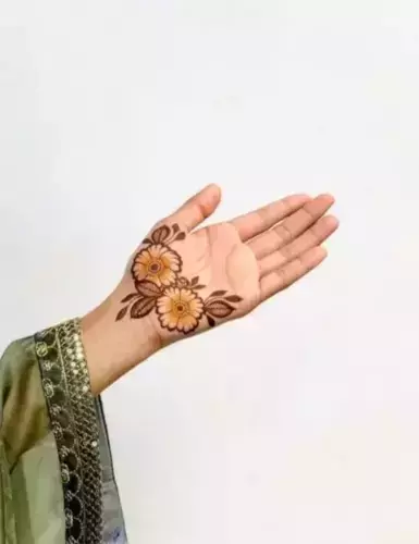 Minimal flower mehndi design
