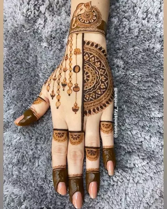 Mehandi By Bisma - Bride sister ♥️ . #engagementphotos #creationbybisma  #picoftheday #pakiatanifashion #heenadesign #heena #heenatattoo #heenaart  #hennadesigns #henna #mehndi #mehendi #mehndidesigns #myart  #mehndiseasonshennaflow #100k ...