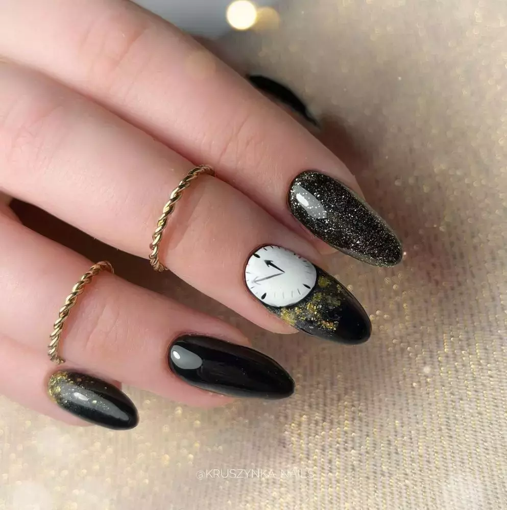 32-round-black-nails-with-glitter-and-clock-design