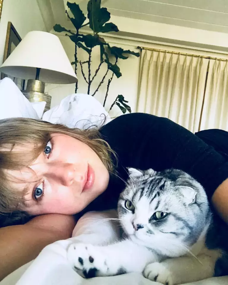 taylor-swift-no-makeup-with-cat