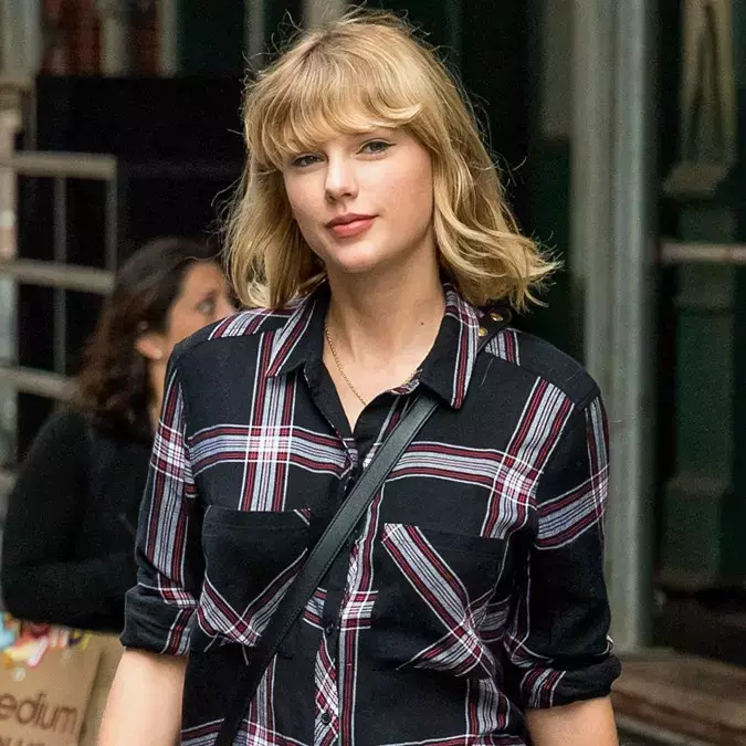 Taylor-no-makeup-in-shirts