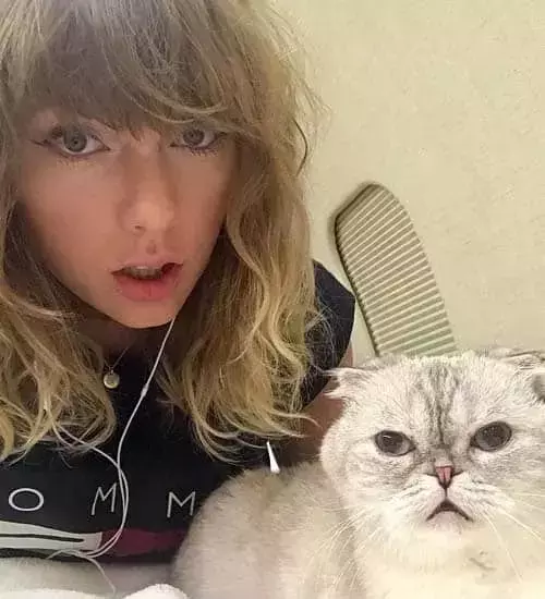 Taylor-Swift-without-Makeup-with-CAT