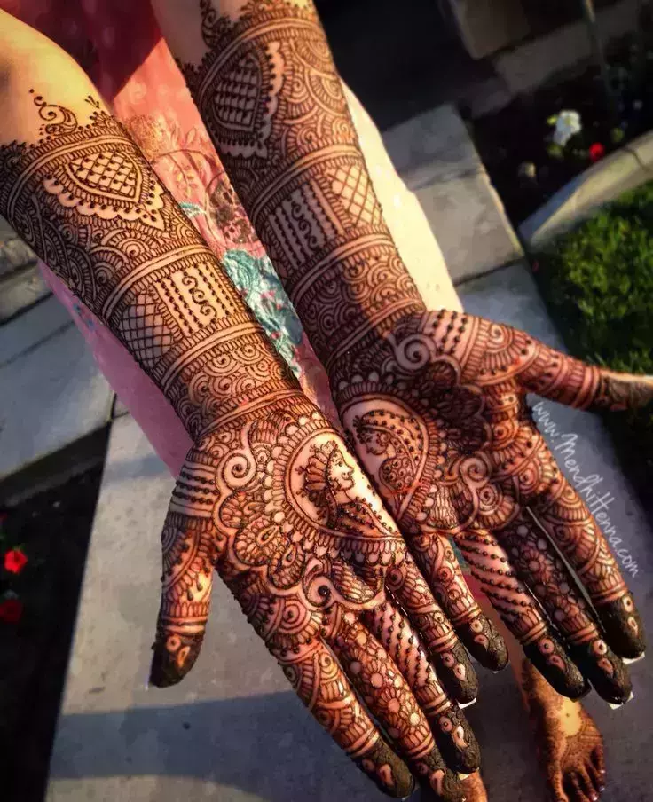 Beautiful front hand mehndi designs #mehndidesigns #Bridalmehndidesigns  #arabicmehndidesigns #trendingmehndidesigns #hennabeauty | Instagram