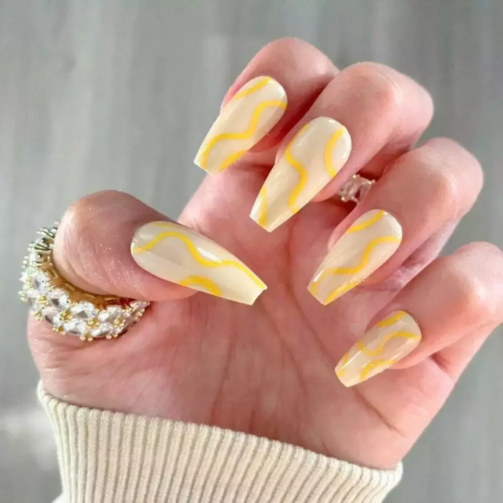 yellow-nails-with-art