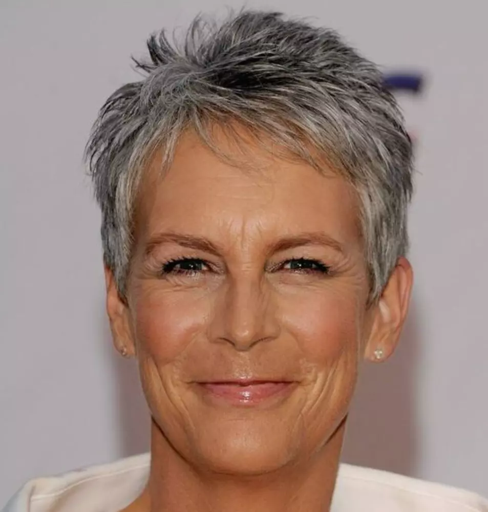 jamie-lee-short-hairstyle-for-women-over-50