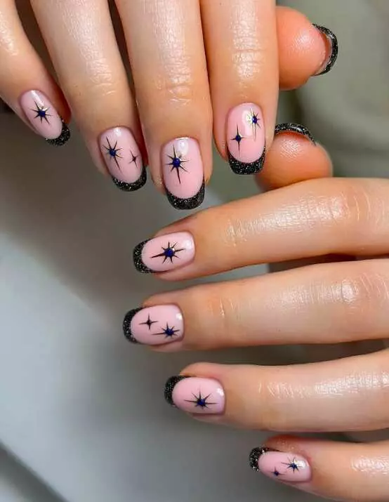 black-french-tip-star-nails_learnahstarbuck_nailartist_themood-guide