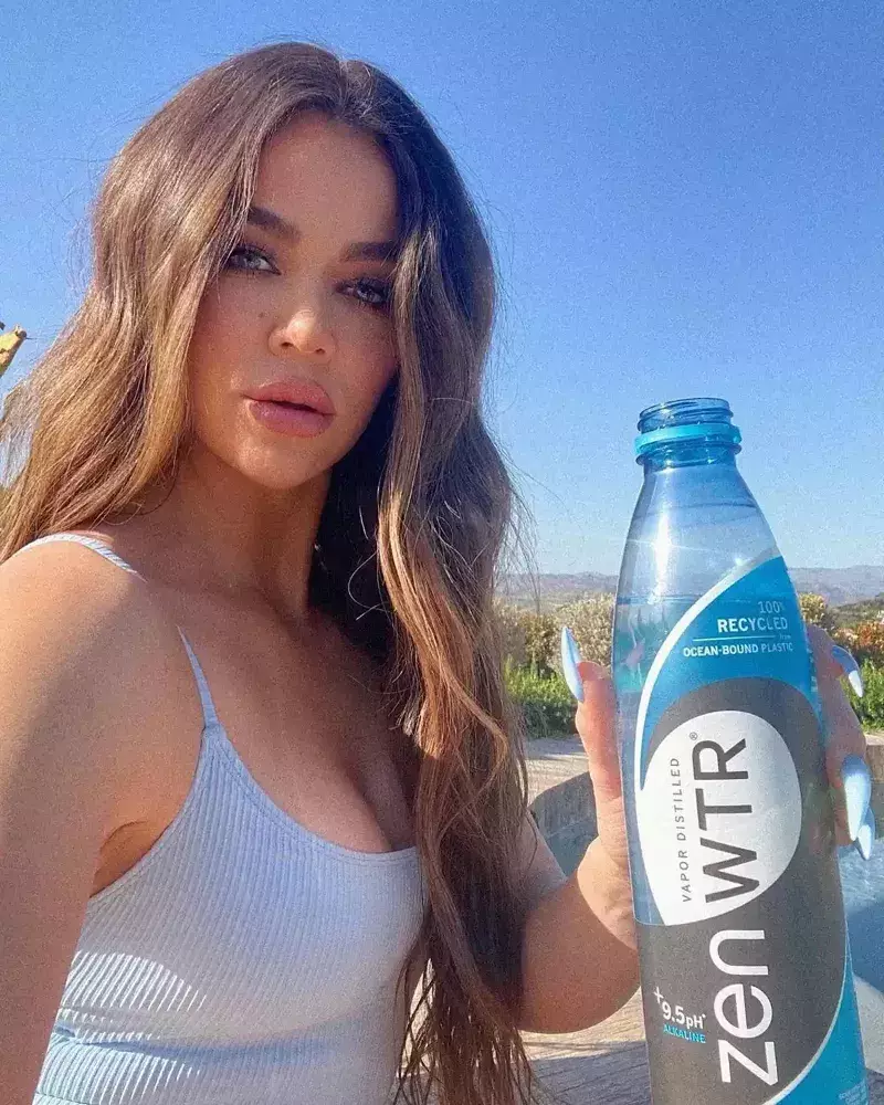 Khloe-Kardashian-With-Plastic-Bottle