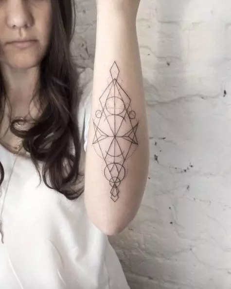 14-geometric-tattoo-on-women