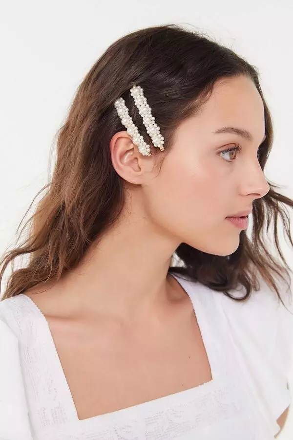 how-to-style-hair-accessories-snap-clips-90s-trend-hairstyles-ways-to-wear-side-pearl-wavy-