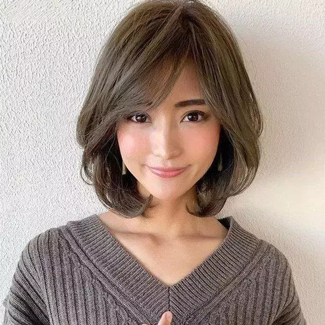 Short-Bob-With-Side-Curtain-Bangs
