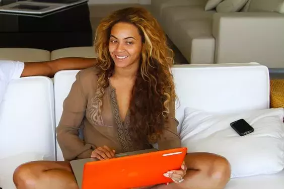 Beyonce-with-laptop