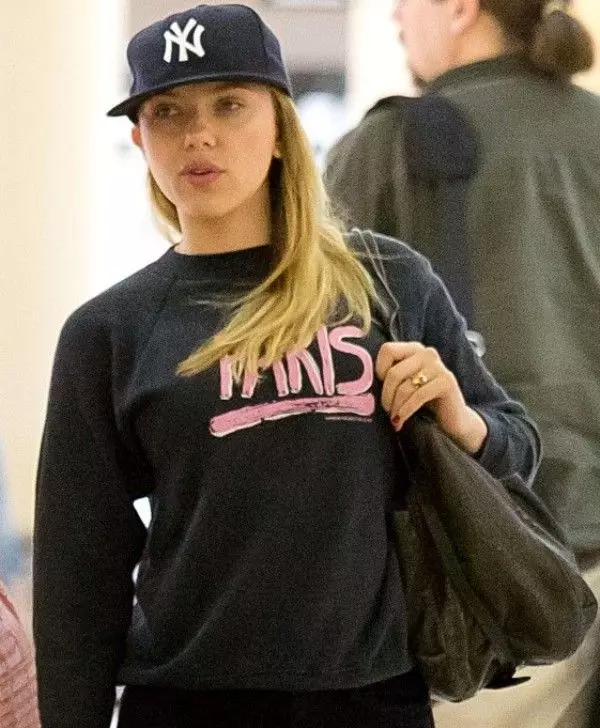 Scarlett Johansson is busy and looks super hot at LAX_Lainey Gossip Entertainment Update