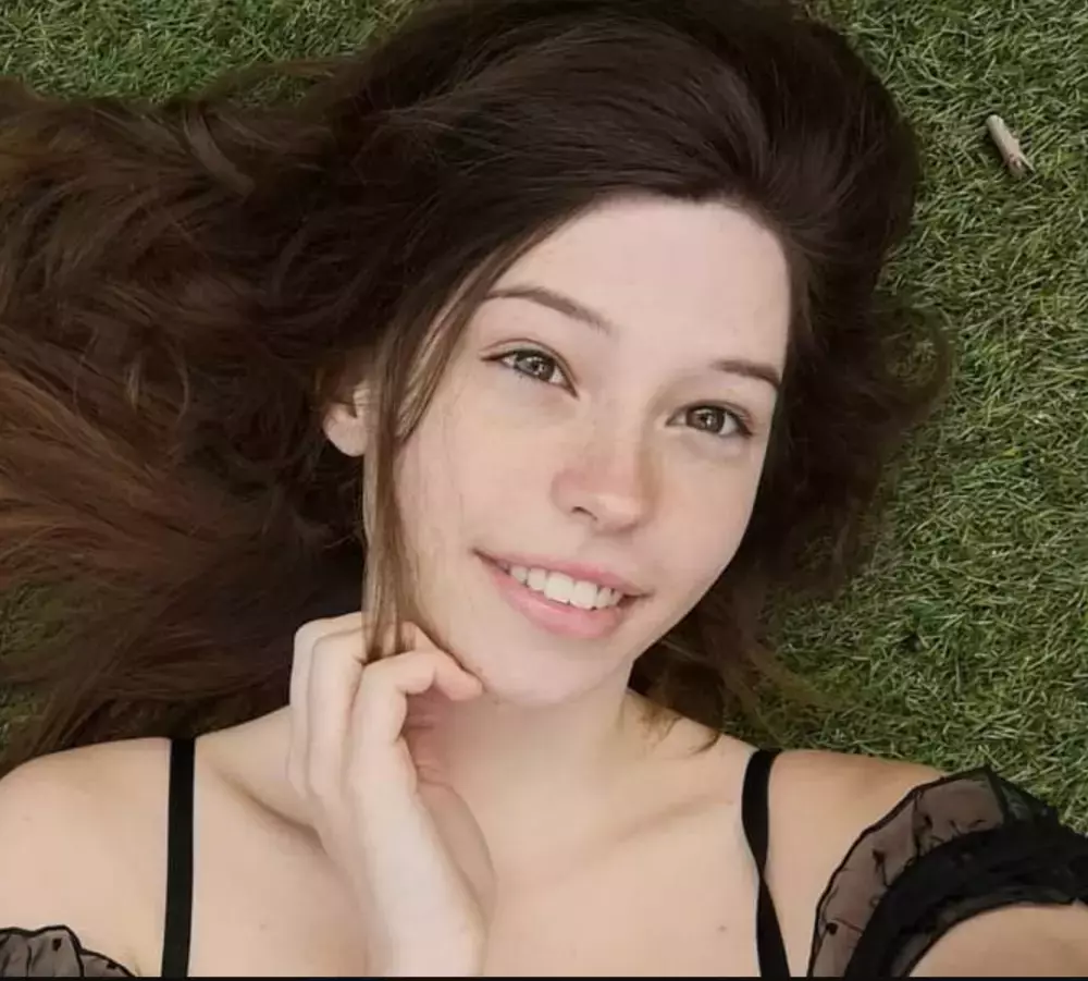 21 Stunning Belle Delphine's Photos Without Makeup  Fabbon