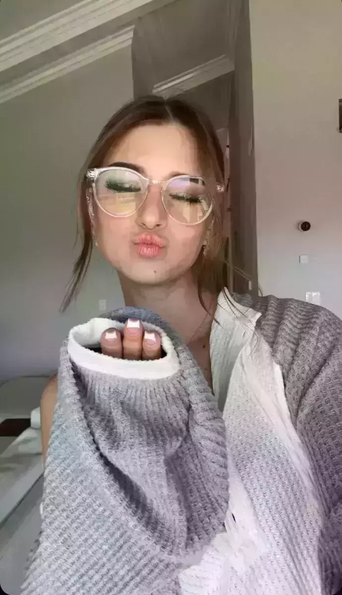 21 Stunning Brooke Monk No Makeup Photos | Fabbon